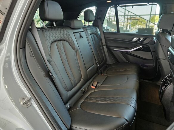 2025 BMW X5 40i IV (G05/G18) Рестайлинг, серый - вид 19