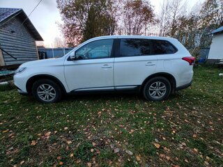 2019 Mitsubishi Outlander III Рестайлинг 3, белый, 2000000 рублей, вид 3