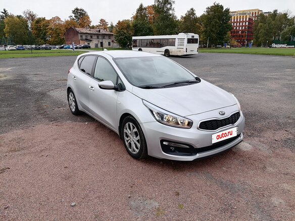 2017 Kia Ceed II Рестайлинг, серебристый, 990000 рублей - вид 2