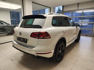 2017 Volkswagen Touareg II Рестайлинг, белый, 3150000 рублей, вид 4
