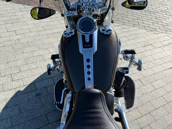 2020 Harley-Davidson Fat Boy, коричневый, 2450000 рублей - вид 17