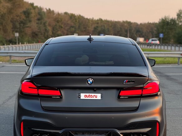 2019 BMW M5 Competition VI (F90), серый, 8000000 рублей - вид 4