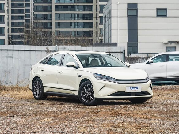 2026 BYD Qin L, бежевый, 1970000 рублей - вид 2