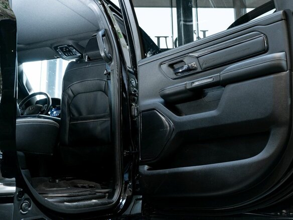 2023 Ram 1500 Crew Cab eTorque V, чёрный, 9500000 рублей - вид 38