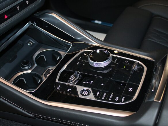 2025 BMW X6 40i III (G06) Рестайлинг, чёрный, 13890000 рублей - вид 7