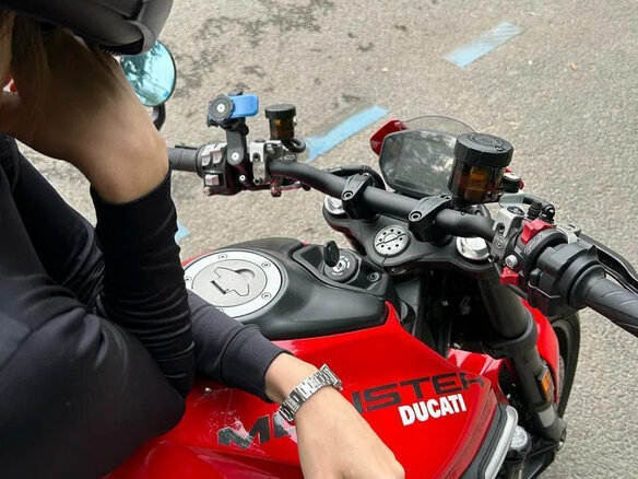2021 Ducati Monster 937, красный, 900000 рублей - вид 2