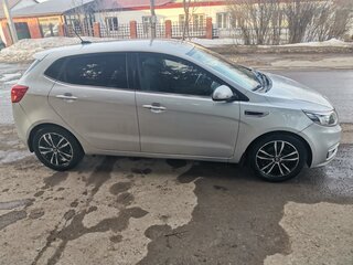 2017 Kia Rio III Рестайлинг, серебристый, 1050000 рублей, вид 2