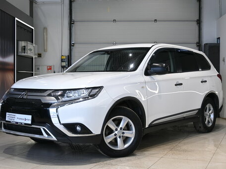 2018 Mitsubishi Outlander III Рестайлинг 3, белый, 1495000 рублей, вид 3