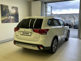 2019 Mitsubishi Outlander III Рестайлинг 3, белый, 2200000 рублей, вид 4