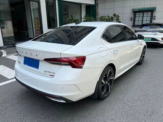 2023 Skoda Octavia IV (A8), белый, 1800000 рублей, вид 4