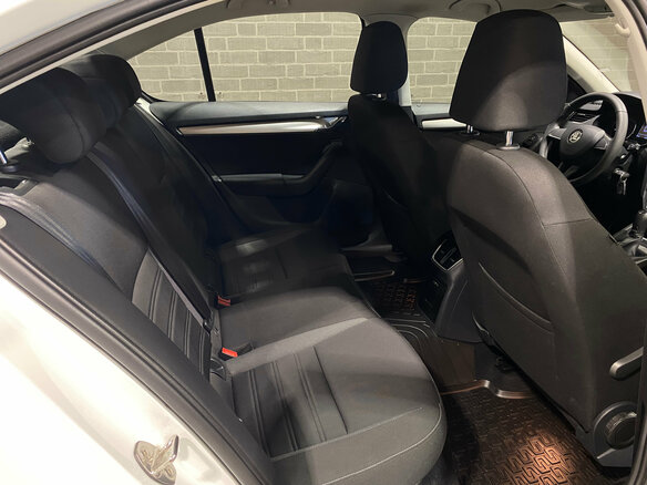 2019 Skoda Octavia III (A7) Рестайлинг, белый, 2100000 рублей - вид 10