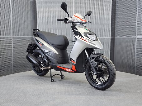 2025 Aprilia SR 125, серый, 223000 рублей, вид 2