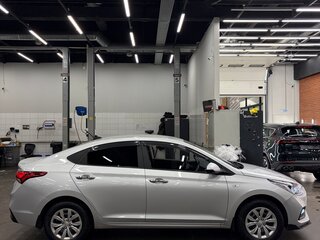 2017 Hyundai Solaris II, серебристый, 800000 рублей, вид 3