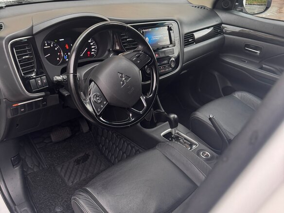 2016 Mitsubishi Outlander III Рестайлинг 2, белый, 2100000 рублей - вид 34