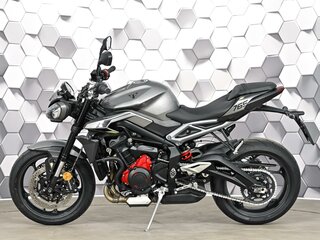 2024 Triumph Street Triple, серый, 1099000 рублей, вид 4