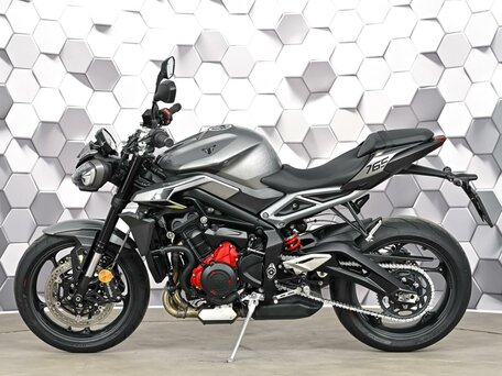 2024 Triumph Street Triple, серый, 1099000 рублей, вид 4