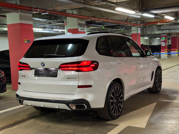 2024 BMW X5 40i IV (G05/G18) Рестайлинг, белый - вид 5