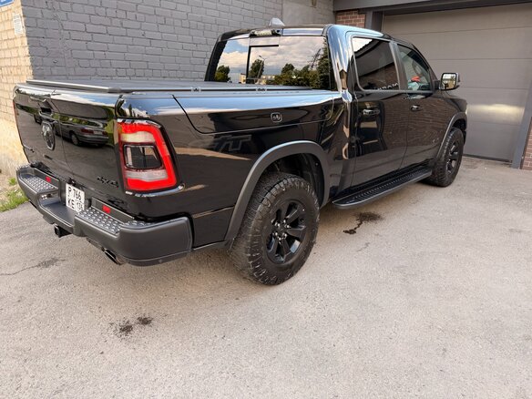2023 Ram 1500 Quad Cab V, чёрный - вид 5