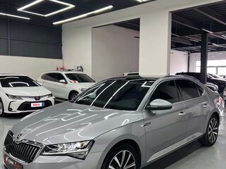 2022 Skoda Superb III Рестайлинг, серебристый, 2200000 рублей, вид 4