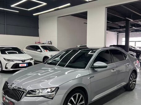 2022 Skoda Superb III Рестайлинг, серебристый, 2200000 рублей, вид 4