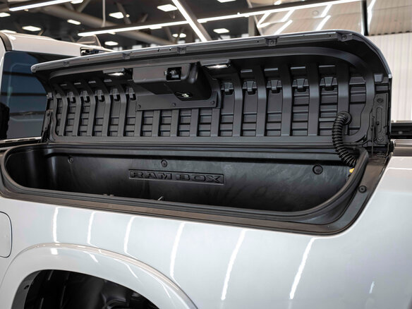 2026 Ram 1500 Crew Cab V Рестайлинг, серебристый, 9490000 рублей - вид 9
