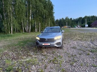 2020 Volkswagen Touareg III, серебристый, 5750000 рублей, вид 3