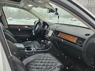 2017 Volkswagen Touareg II Рестайлинг, белый, 3900000 рублей, вид 4