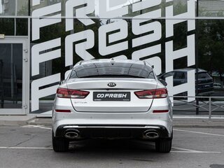 2019 Kia Optima IV Рестайлинг, серебристый, 2020000 рублей, вид 4