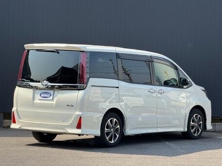 2021 Toyota Noah III (R80) Рестайлинг, белый, 1850000 рублей, вид 4