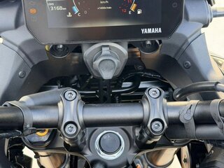2025 Yamaha MT-09 Tracer (FJ-09), синий, 1970000 рублей, вид 3