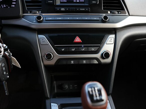 2017 Hyundai Elantra VI (AD), серебристый, 1300000 рублей - вид 15