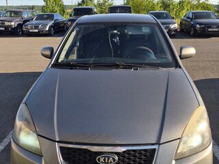 2010 Kia Rio II Рестайлинг, серебристый, 600000 рублей, вид 1