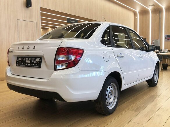 2026 Lada (ВАЗ) Granta I Рестайлинг, белый - вид 3