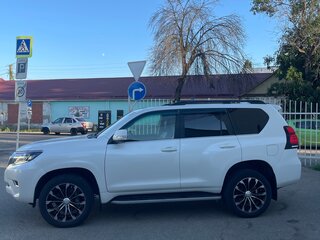 2017 Toyota Land Cruiser Prado 150 Series Рестайлинг 2, белый, 4750000 рублей, вид 4