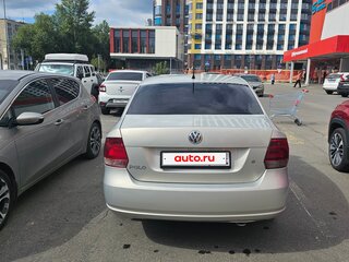 2015 Volkswagen Polo V, серебристый, 800000 рублей, вид 3