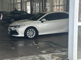 2021 Toyota Camry VIII (XV70) Рестайлинг, белый, 3000000 рублей, вид 4