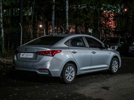 2018 Hyundai Solaris II, серебристый, 690000 рублей, вид 2