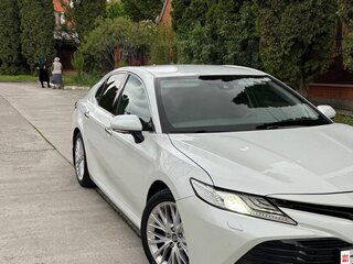 2020 Toyota Camry VIII (XV70), белый, 2390000 рублей, вид 1
