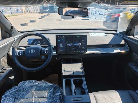 2026 Toyota bZ3X 58.3 kWh, серебристый, 2799777 рублей - вид 6