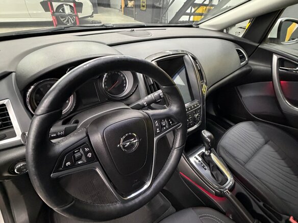 2013 Opel Astra J Рестайлинг, белый, 890000 рублей - вид 6