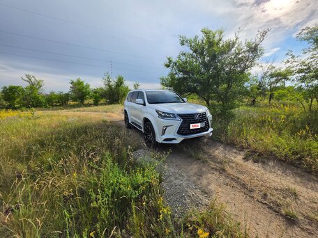 2016 Lexus LX 570 III Рестайлинг 2, белый, 11400000 рублей, вид 3
