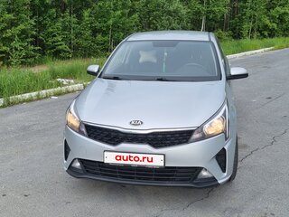 2021 Kia Rio IV Рестайлинг, серый, 1580000 рублей, вид 1