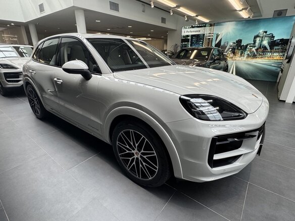 2025 Porsche Cayenne III Рестайлинг, серый - вид 3
