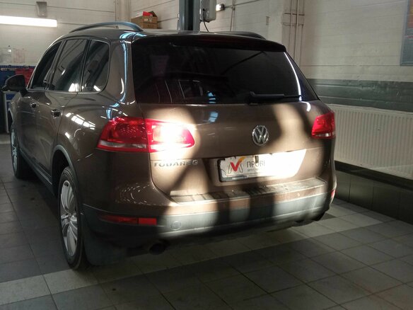 2012 Volkswagen Touareg II, коричневый, 1599000 рублей - вид 3