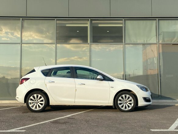 2013 Opel Astra J Рестайлинг, белый - вид 2