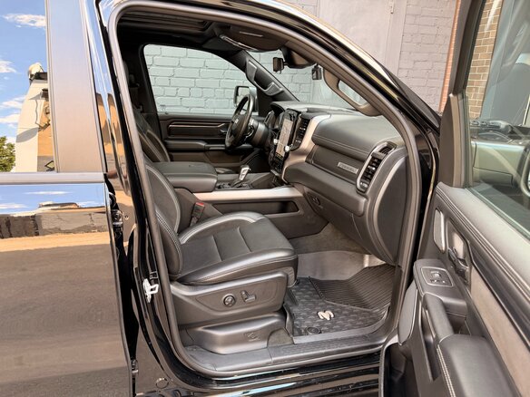 2023 Ram 1500 Quad Cab V, чёрный - вид 7
