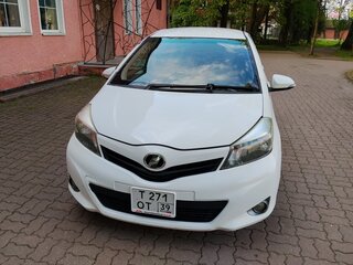 2011 Toyota Vitz III (XP130), белый, 350000 рублей, вид 1
