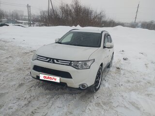 2013 Mitsubishi Outlander III, белый, 1350000 рублей, вид 2
