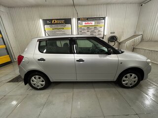 2012 Skoda Fabia II Рестайлинг, серебристый, 620000 рублей, вид 2