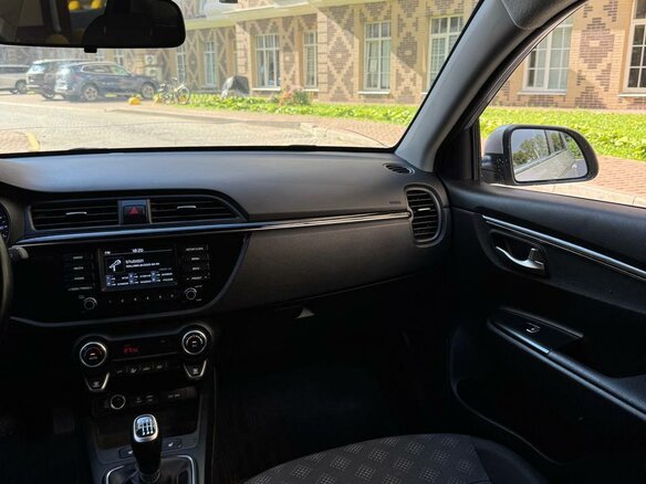 2017 Kia Rio IV, серебристый, 770000 рублей - вид 6